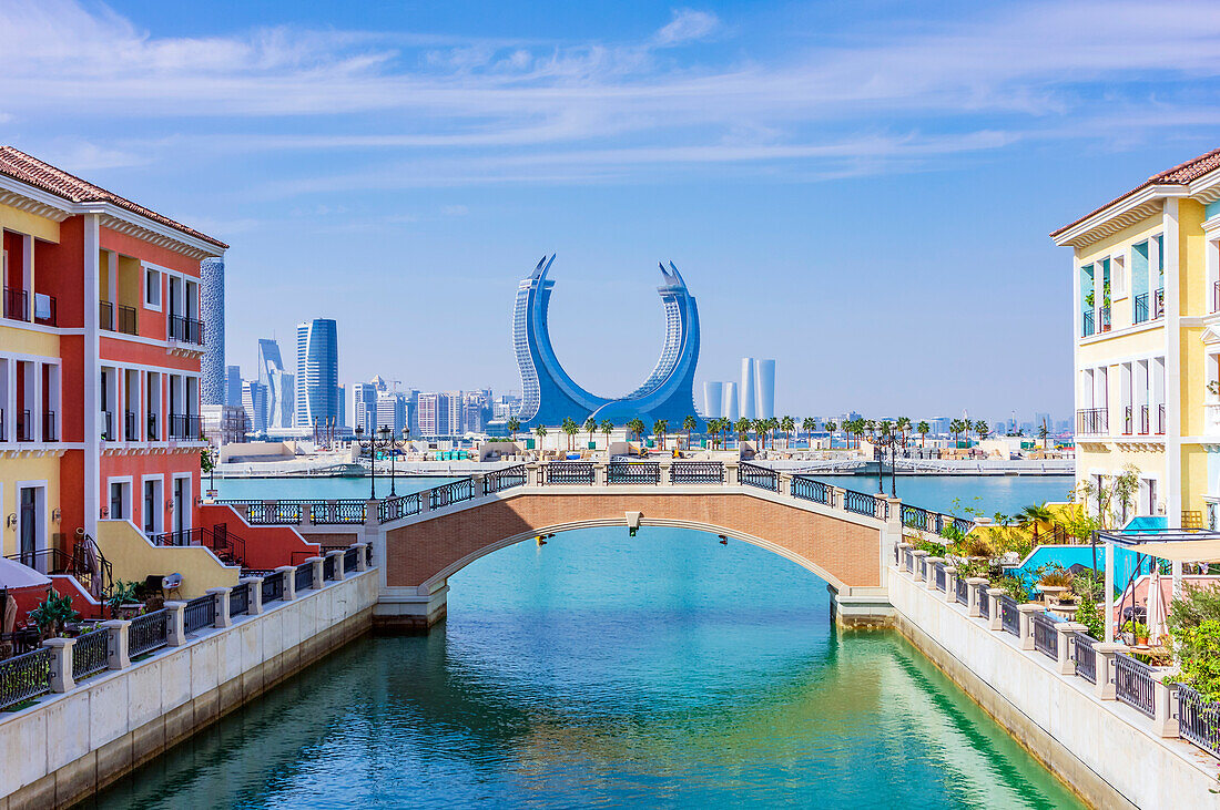 Brücke 'Klein Venedig', künstliche Insel 'The Pearl' und Blick auf die Katara Towers, Hotel Raffles, Marina District, Stadt Lusail City, Nähe Doha, Emirat Katar, Persischer Golf