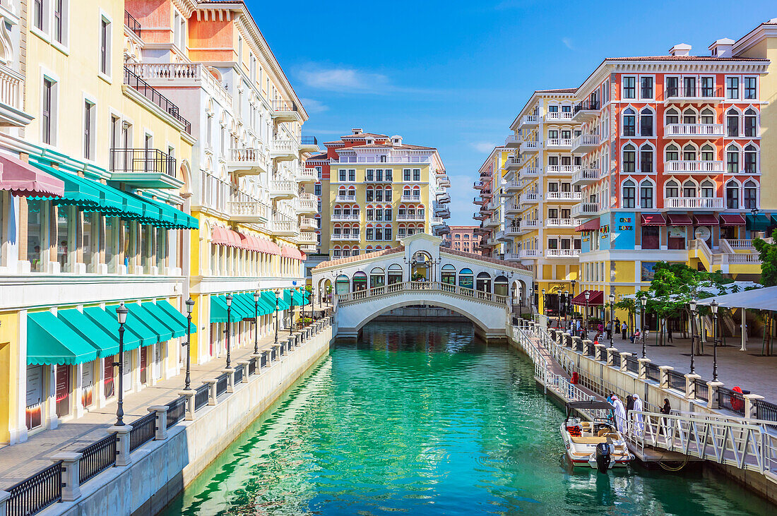 Kanal und nachgebaute Rialtobrücke, 'Klein Venedig', künstliche Insel 'The Pearl', Qanat Quartier, Hauptstadt Doha, Emirat Katar, Persischer Golf