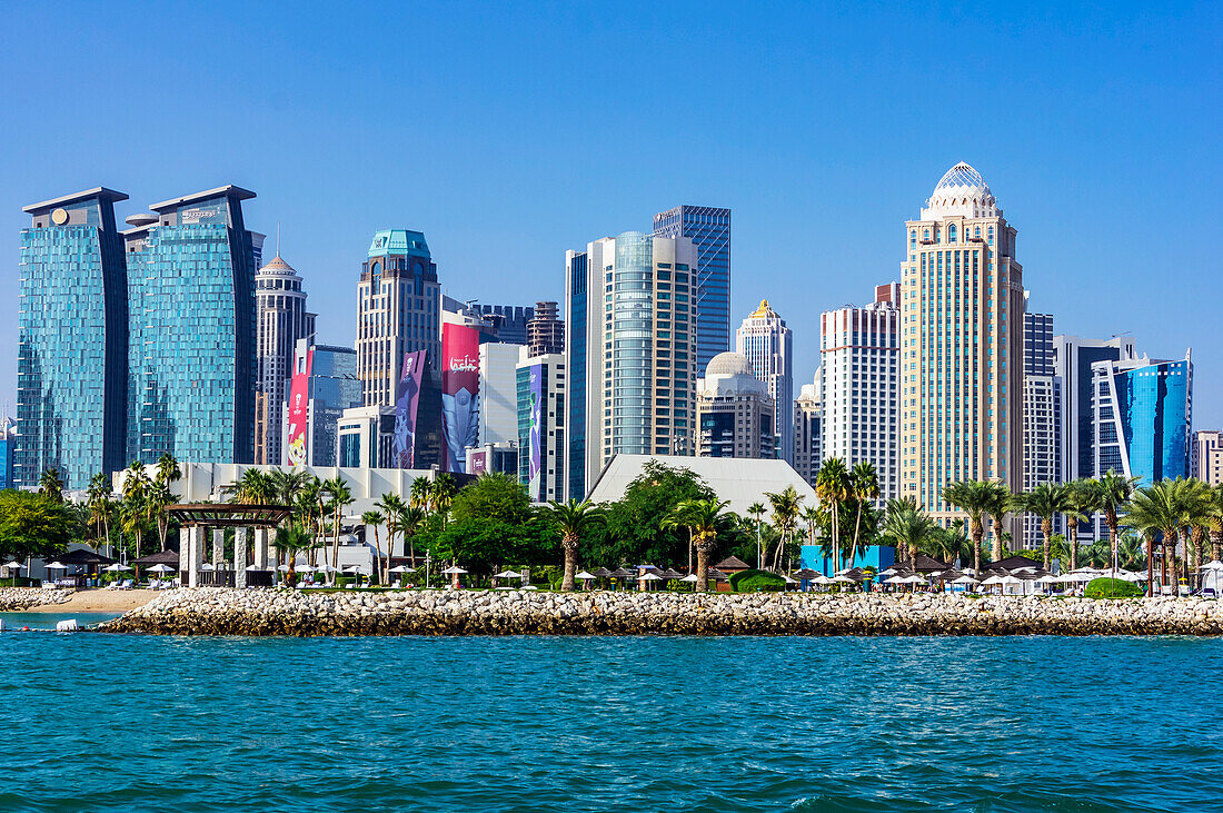 Uferpromenade vor Moderner Skyline, Al Corniche Street, West Bay, Hauptstadt Doha, Emirat Katar, Persischer Golf
