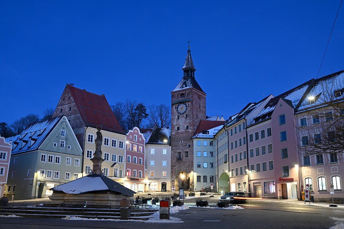 Am Hauptplatz mit Schmalzturm, Landsberg am Lech im Winter, Oberbayern, Bayern, Deutschland