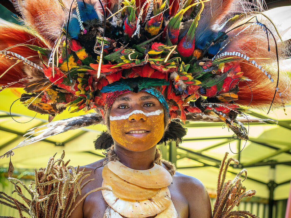 Mädchen in traditioneller Tracht, Federschmuck, Sing sing, Morobe Show, Lae, Papua Neuguinea
