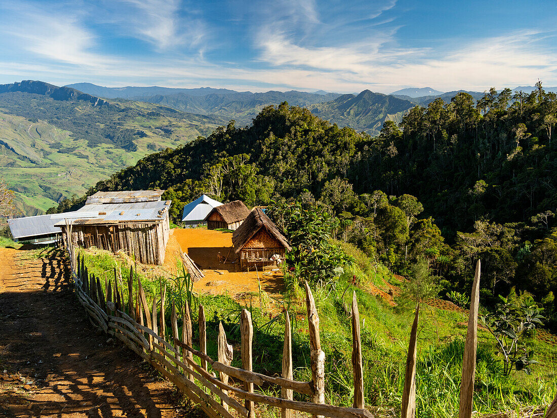 Dorf Kiowe im Bergregenwald, Eastern Highlands, Papua Neuguinea