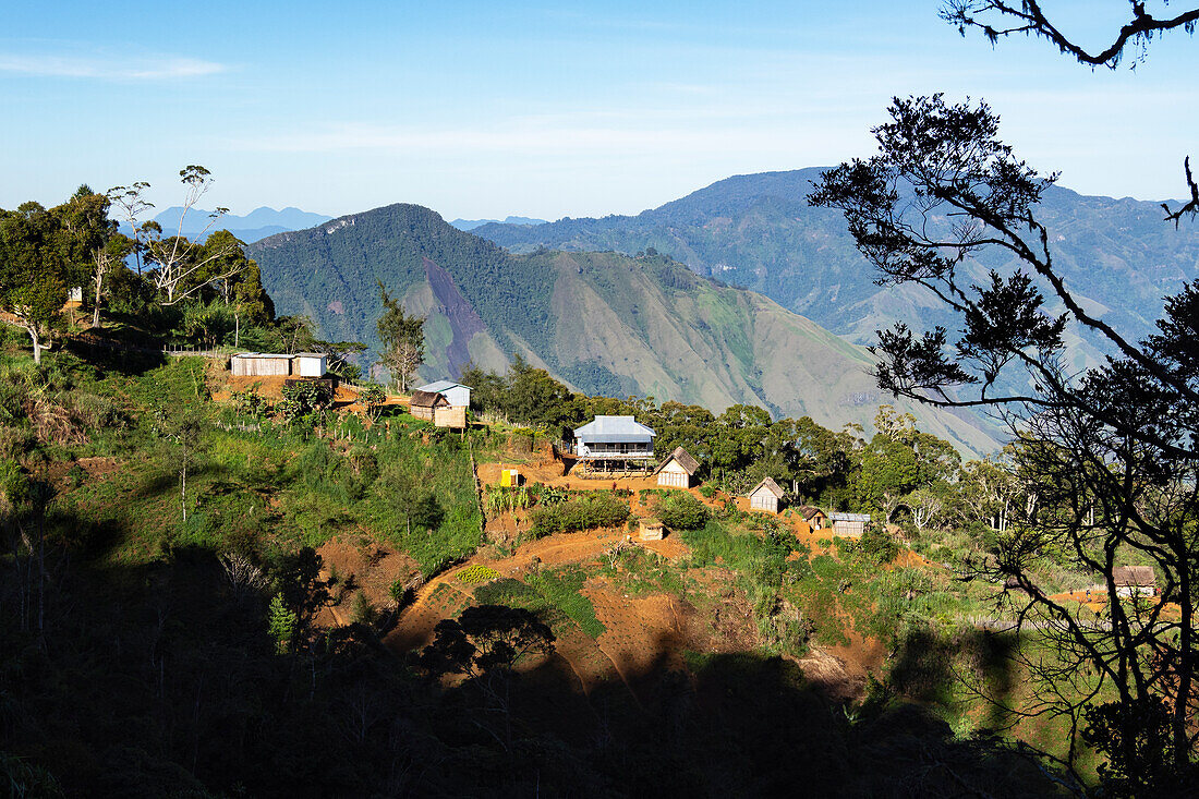 Dorf Kiowe im Bergregenwald, Eastern Highlands, Papua Neuguinea