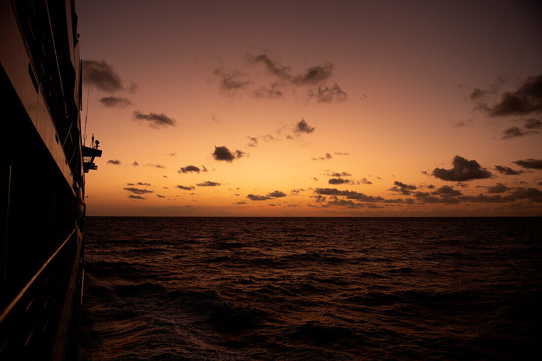 Seite des Expeditionskreuzfahrtschiffes SH Diana (Swan Hellenic) in der Abenddämmerung, auf See, in der Nähe von Jemen, Naher Osten