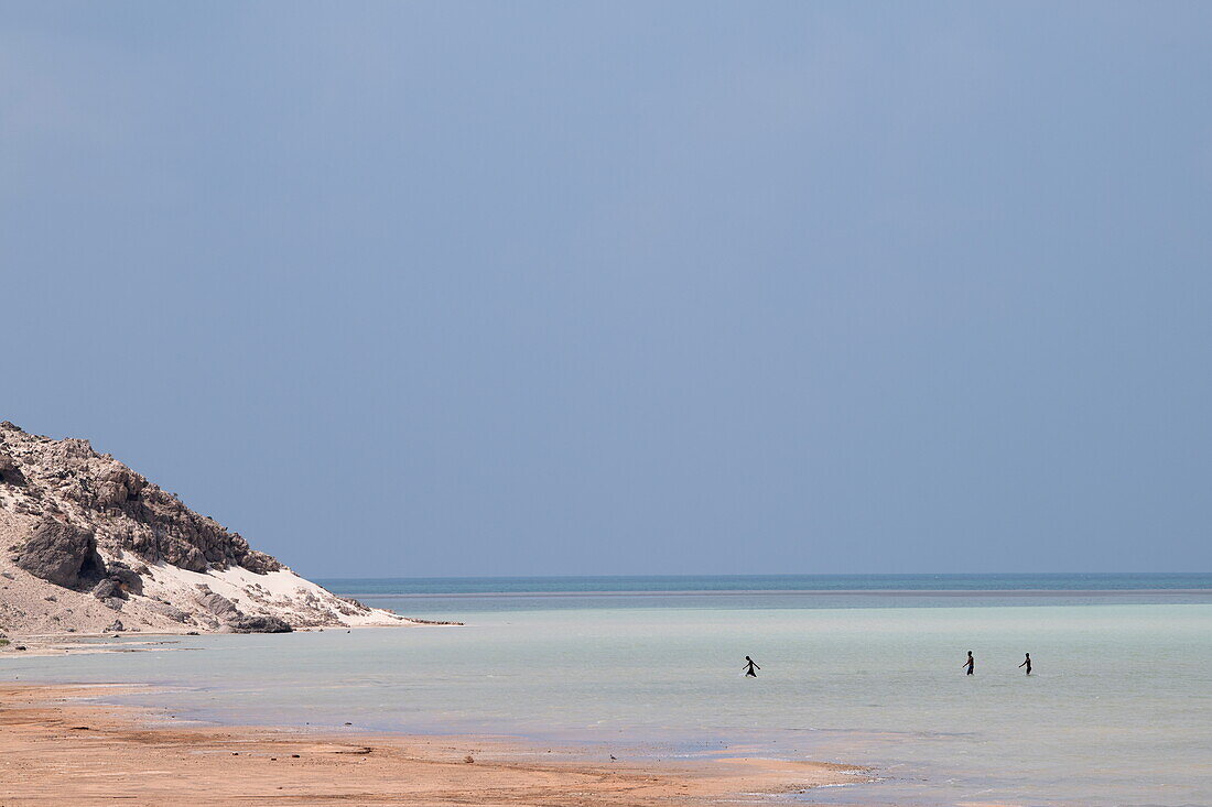 Menschen im Wasser am Strand Qalansiyah Beach, Qalansiyah, Insel Sokotra, Jemen, Naher Osten
