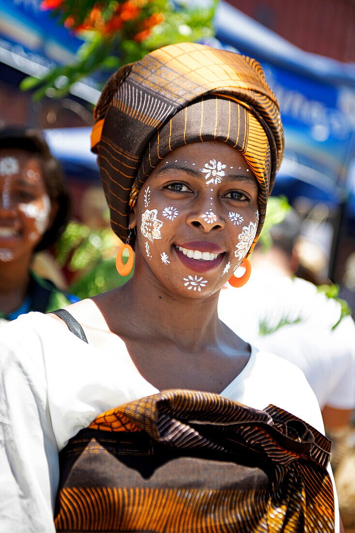 Einheimische fröhliche Frau mit dekorativer Masonjoany-Gesichtsbemalung, Mahajanga, Boeny, Madagaskar, Indischer Ozean