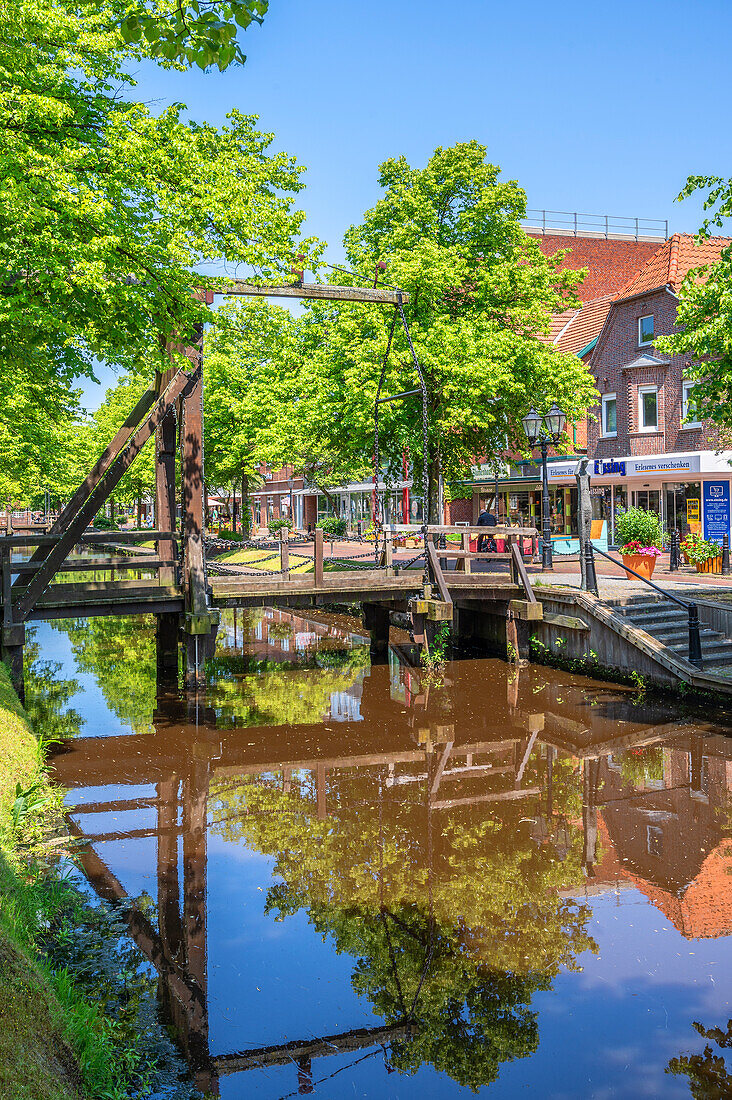 Klappbrücke am Hauptkanal von Papenburg, Emsland, Niedersachsen, Deutschland