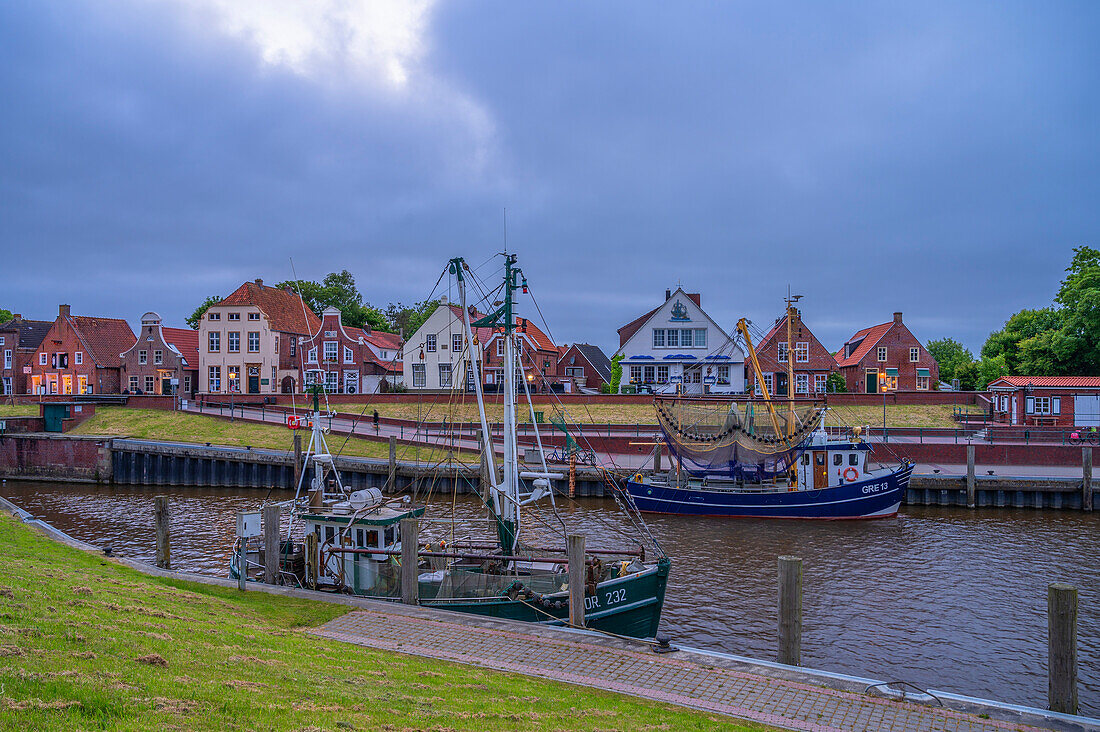  Fishing harbor of Greetsiel in the evening, Krummhörn, East Frisia, Lower Saxony, Germany 