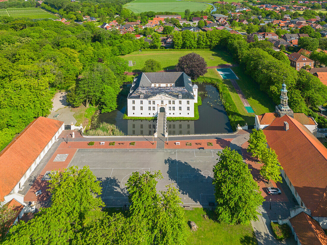 Luftansicht des Wasserschlosses Norderburg in Dornum, Ostfriesland, Niedersachsen, Deutschland