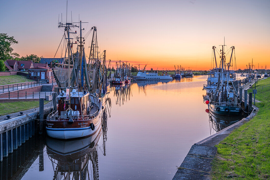 Fischerhafen von Greetsiel bei Sonnenaufgang, Krummhörn, Ostfriesland, Niedersachsen, Deutschland