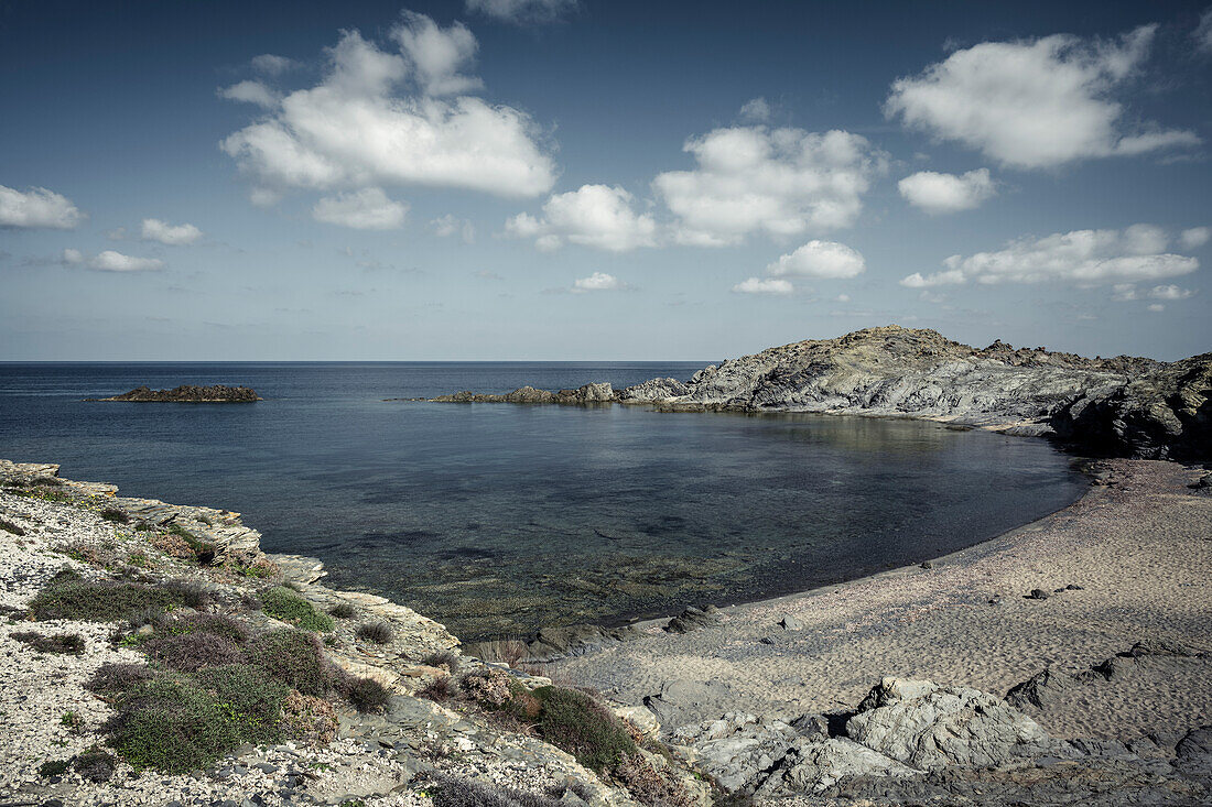 Felsiger Strand "Platja de S’Escala" am Cap de Favàritx, Menorca, Balearen, Spanien, Europa