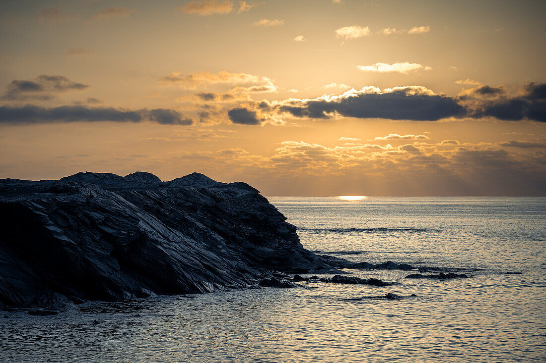 Felsen am Cap de Favàritx bei Sonnenaufgang, Menorca, Balearen, Spanien, Europa
