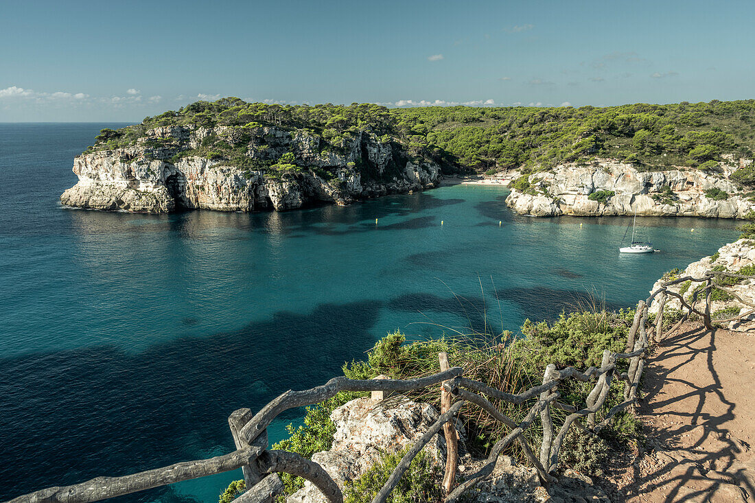 Blick auf die Meeresbucht "Cala Macarelleta" mit Naturstrand, Menorca, Balearen, Spanien, Europa