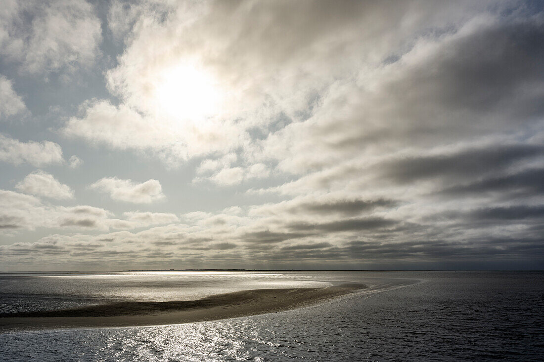 Sandbank im Gegenlicht bei Norderney, Ostfriesische Inseln, Niedersachsen, Deutschland, Europa