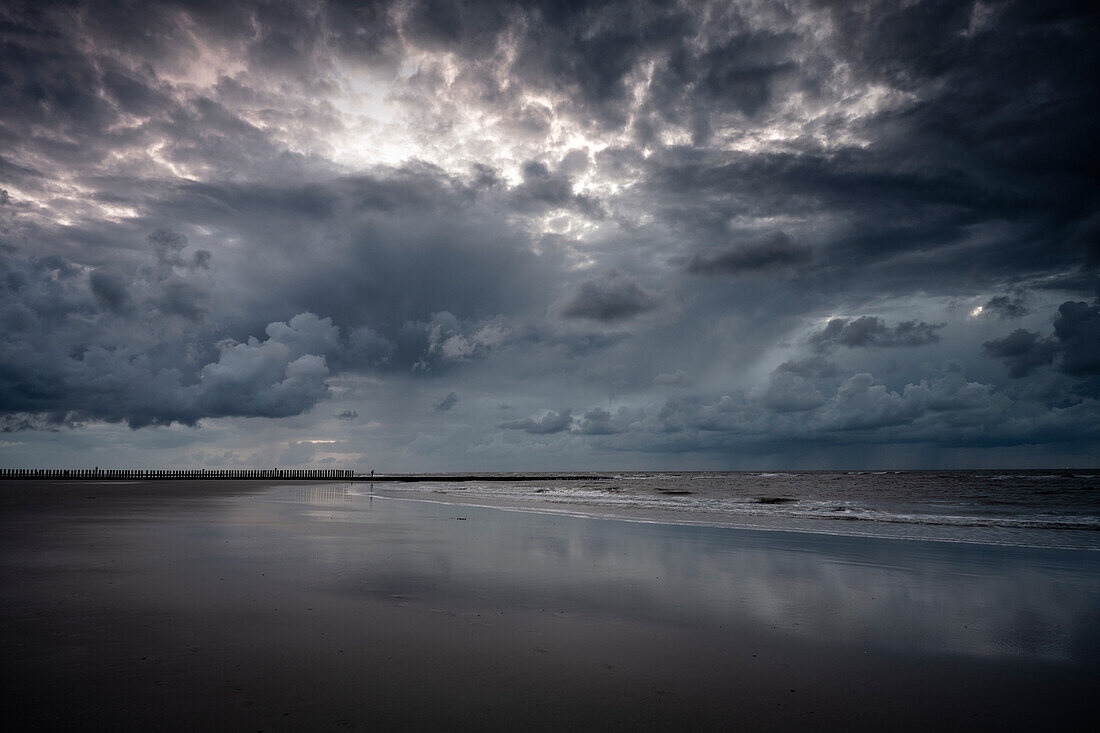 Regenwolken über dem Wattenmeer im Abendlicht, Wangerooge, Ostfriesische Inseln, Friesland, Niedersachsen, Deutschland, Europa