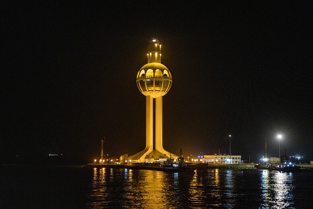Beleuchteter Jeddah Port Control Tower Kontrollturm im Hafen bei Nacht, Jeddah, Saudi-Arabien, Naher Osten, Arabische Halbinsel
