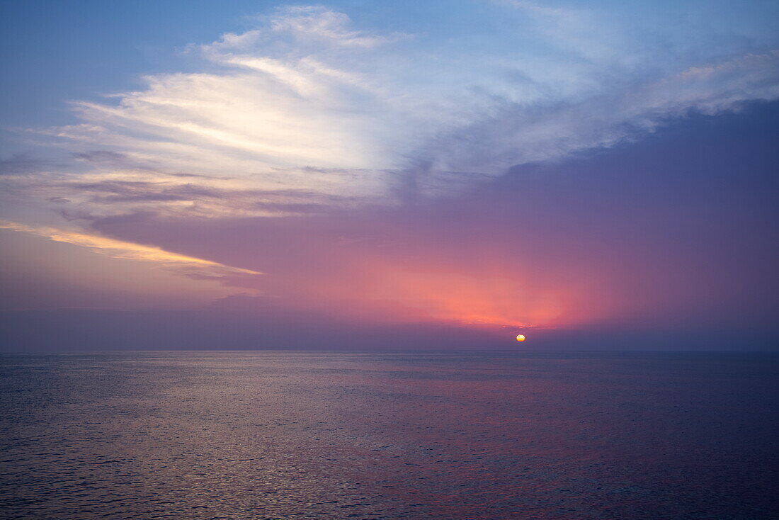 Sonnenuntergang am Roten Meer, gesehen von Bord des Expeditionskreuzfahrtschiffes SH Diana (Swan Hellenic), auf See, in der Nähe von Saudi-Arabien, Arabische Halbinsel