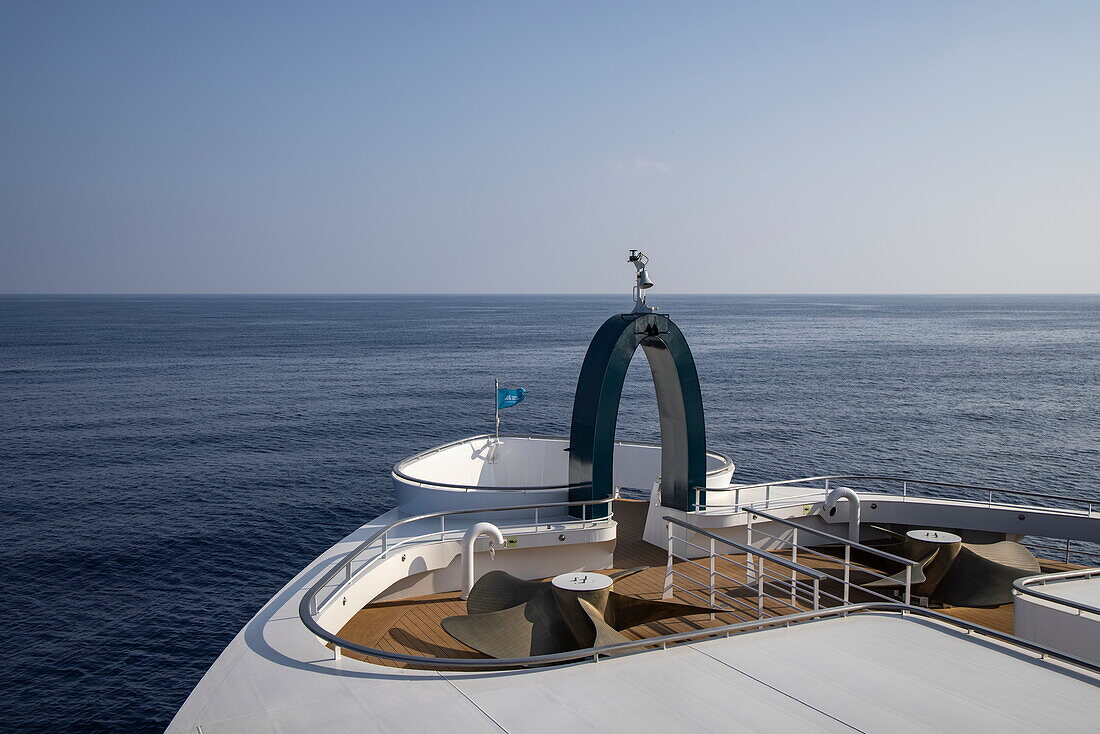 Krähennest am Bug des Expeditionskreuzfahrtschiffes SH Diana (Swan Hellenic) im Roten Meer, in der Nähe von Saudi-Arabien, Arabische Halbinsel