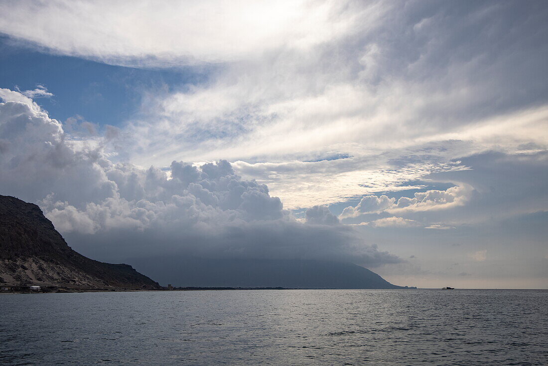 Küste und Wolken, in der Nähe von Hadibu, Insel Sokotra, Jemen, Golf von Aden, Ostafrika