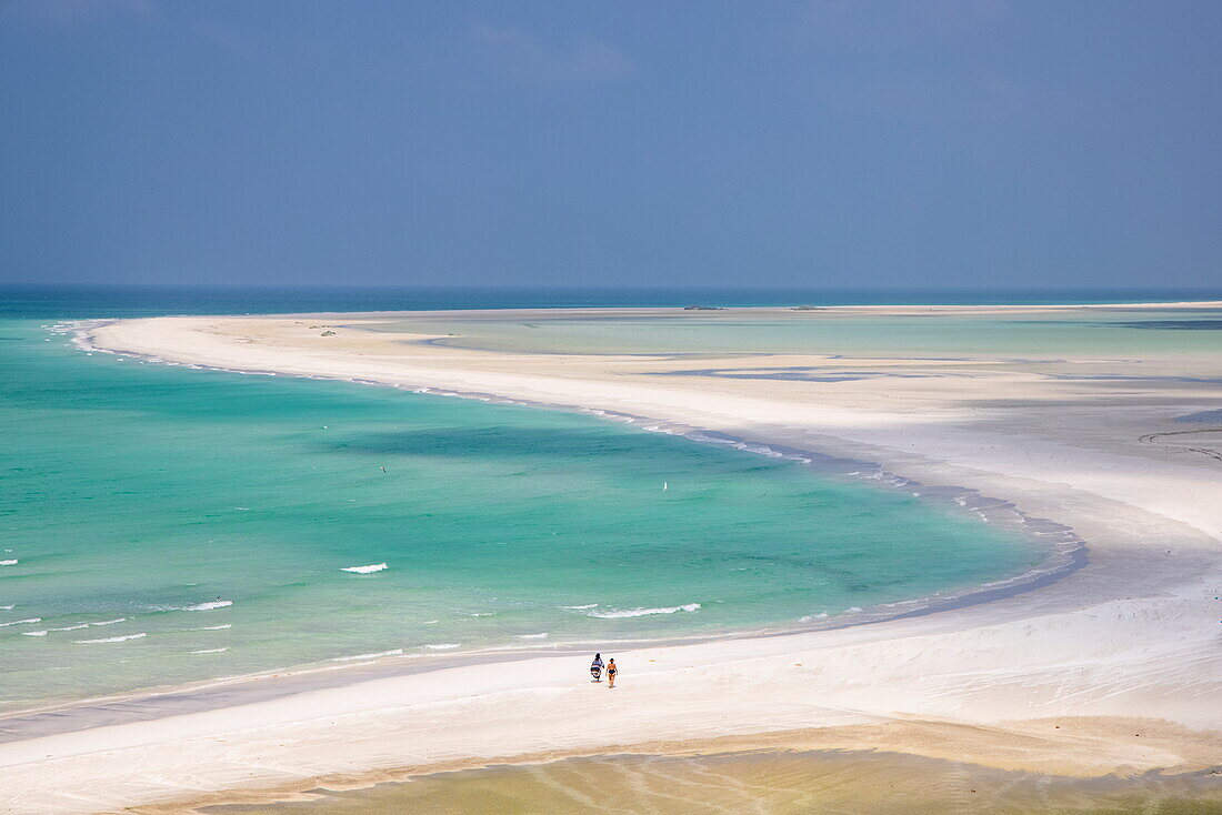 Zwei Frauen schlendern am Strand Qalansiyah Beach entlang, Qalansiyah, Insel Sokotra, Jemen, Golf von Aden, Ostafrika