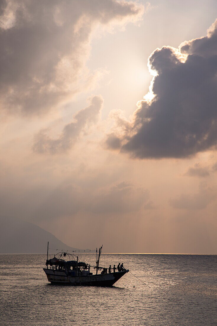 Silhouette eines Dhau-Schiffes bei Sonnenuntergang, in der Nähe von Hadibu, Insel Sokotra, Jemen, Golf von Aden, Indischer Ozean, Ostafrika
