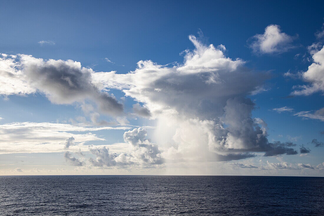 Meer und Wolken, gesehen vom Expeditionskreuzfahrtschiff SH Diana (Swan Hellenic) im Golf von Aden, in der Nähe von Somalia, Horn von Afrika, Arabisches Meer, Ostafrika