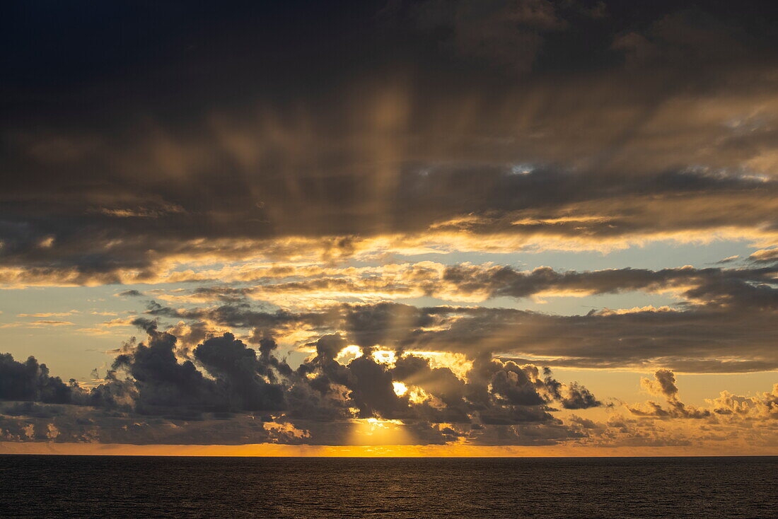 Sonnenuntergang gesehen vom Expeditionskreuzfahrtschiff SH Diana (Swan Hellenic) im Golf von Aden, in der Nähe von Somalia, Horn von Afrika, Arabisches Meer, Ostafrika