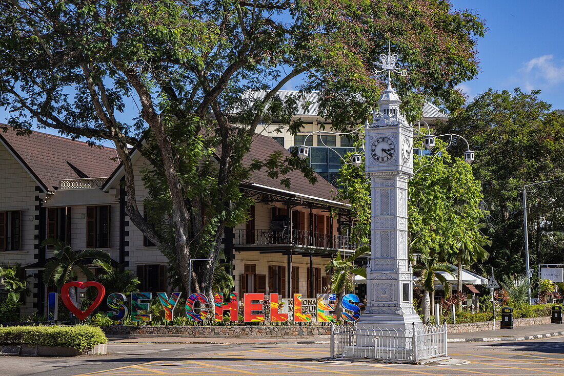 Victoria Clock Tower und Schild 'I love Seychelles' im Stadtzentrum, Victoria, Insel Mahé, Hauptinsel, Seychellen, Indischer Ozean, Ostafrika