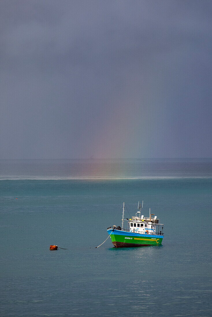Fischerboot vor Anker in der Bucht mit Regenbogen dahinter, Stonetown, Sansibar-Stadt, Sansibar, Tansania, Afrika