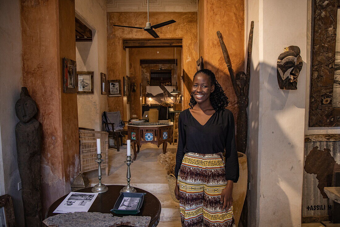 Lächelnde Frau in Galerie und Geschäft für Kunsthandwerk, Lamu, Insel Lamu, Kenia, Afrika
