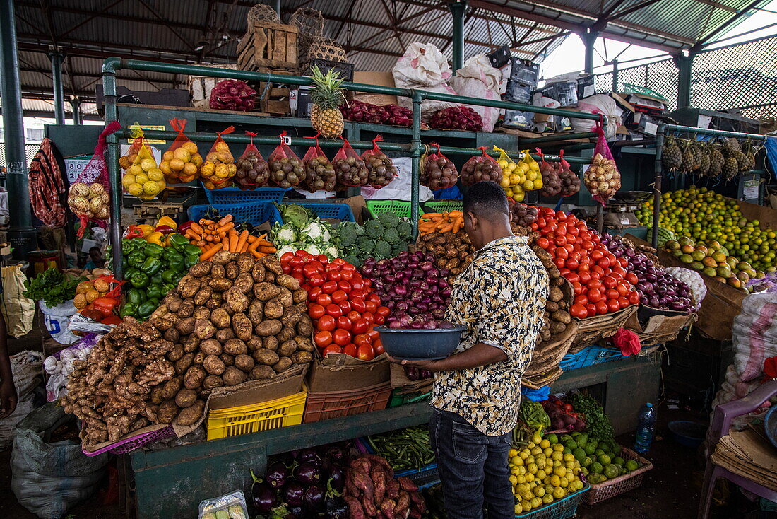 Obst und Gemüse zum Verkauf auf dem Marikiti-Markt, Mombasa, Kenia, Afrika