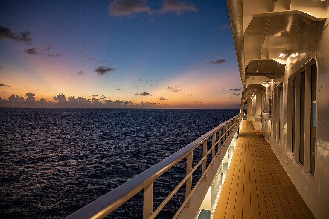 An Deck des Expeditionskreuzfahrtschiffes SH Diana (Swan Hellenic) in der Abenddämmerung, Aldabra-Atoll, Äußere Seychellen, Seychellen, Indischer Ozean