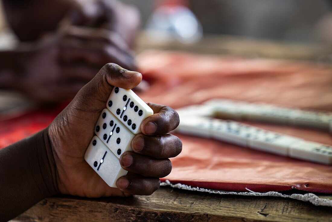 Detailaufnahme von Dominosteinen in der Hand, Nosy Komba, Diana, Madagaskar, Indischer Ozean