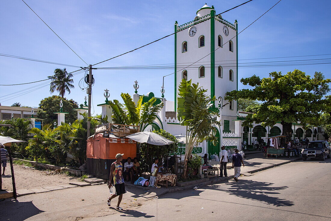 Einheimische mit Straßenverkauf vor Moschee in der Innenstadt, Mahajanga, Boeny, Madagaskar, Indischer Ozean