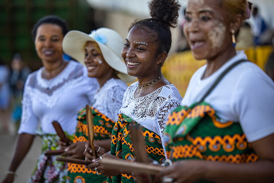 Fröhliche Frauen mit dekorativer Gesichtsbemalung aus Masonjoany-Paste bei einer traditionellen Tanzaufführung, Mahajanga, Boeny, Madagaskar, Indischer Ozean