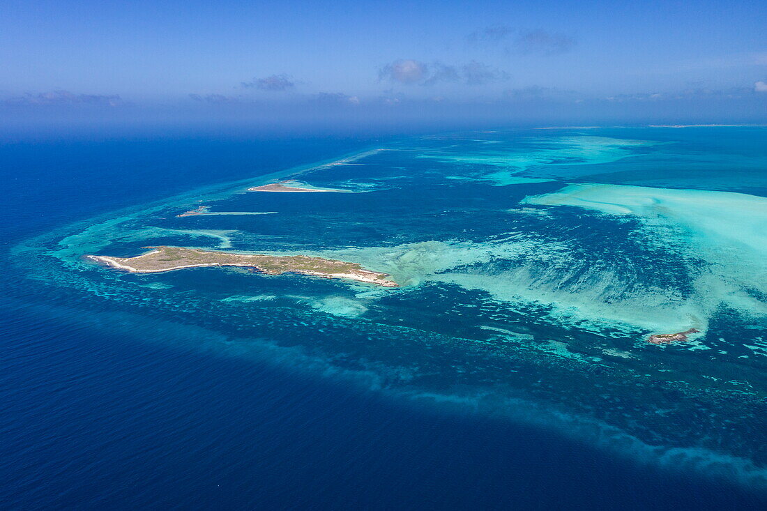 Luftaufnahme von Riff und Insel, Cosmoledo Atoll, Äußere Seychellen, Seychellen, Indischer Ozean