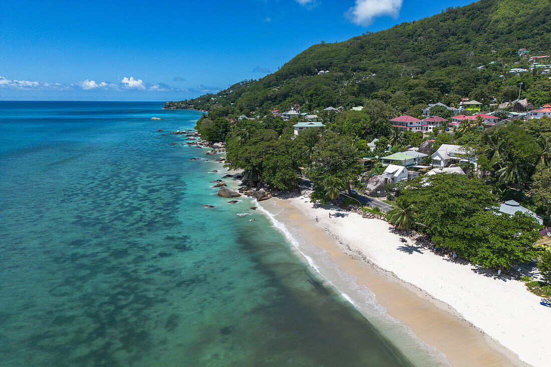 Luftaufnahme vom Strand Beau Vallon Beach und Häuser am Hang, Beau Vallon, Insel Mahé, Seychellen, Indischer Ozean