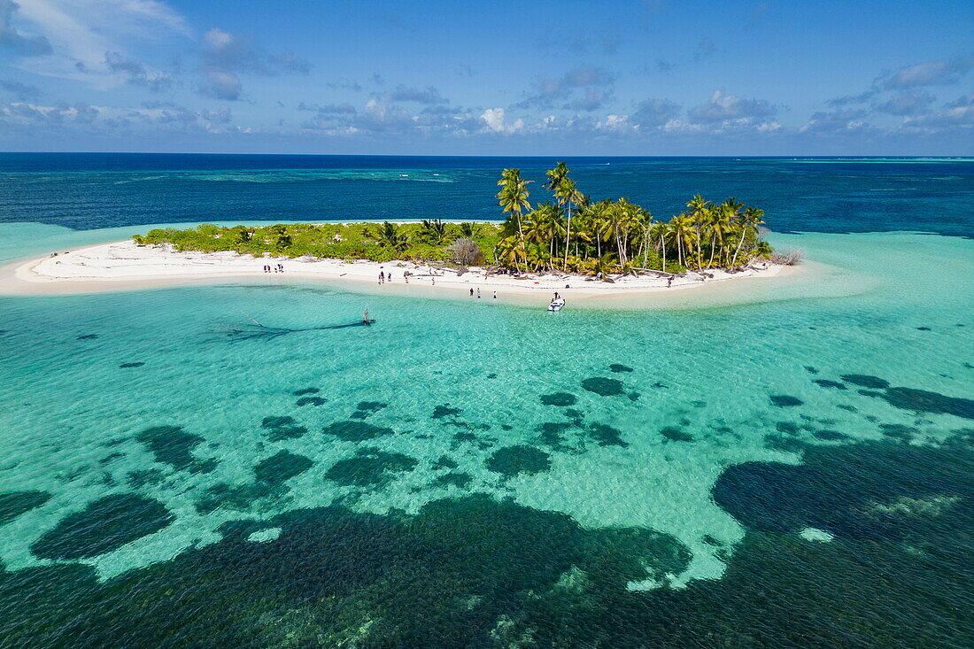 Menschen am weissen Strand auf Insel Bijoutier Island, Alphonse-Gruppe, Äußere Seychellen, Seychellen, Indischer Ozean