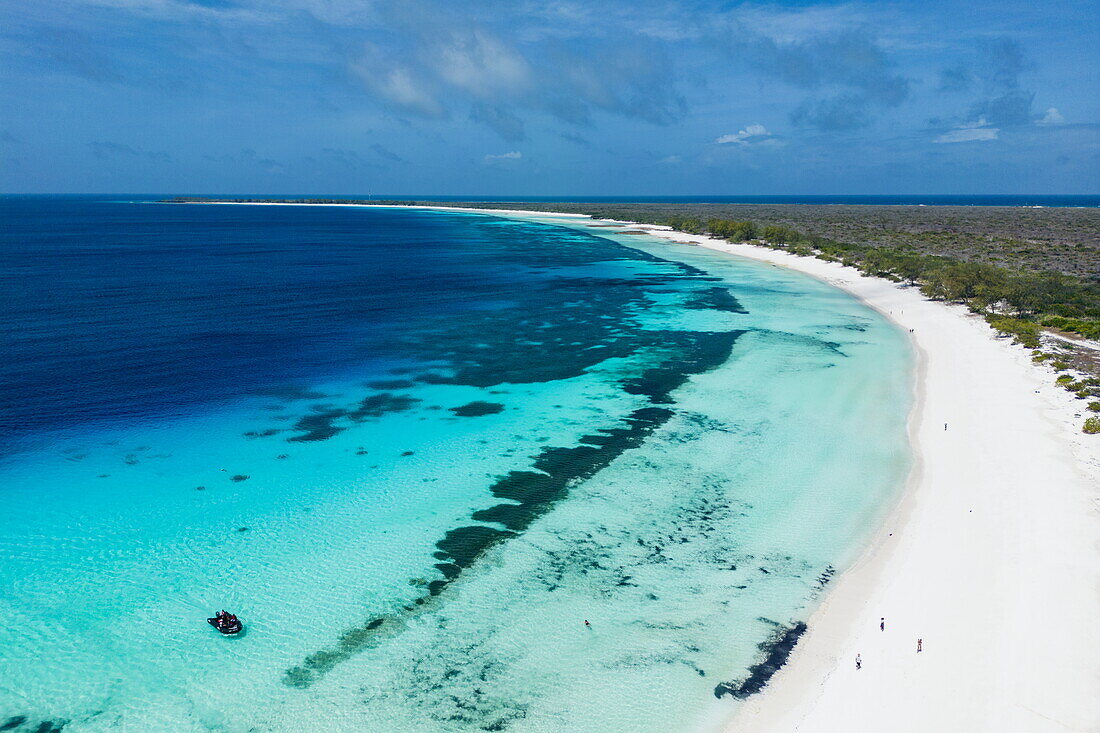 Luftaufnahme von Menschen, die am Strand spazieren gehen, Insel Assomption Island, Outer Islands, Seychellen, Indischer Ozean