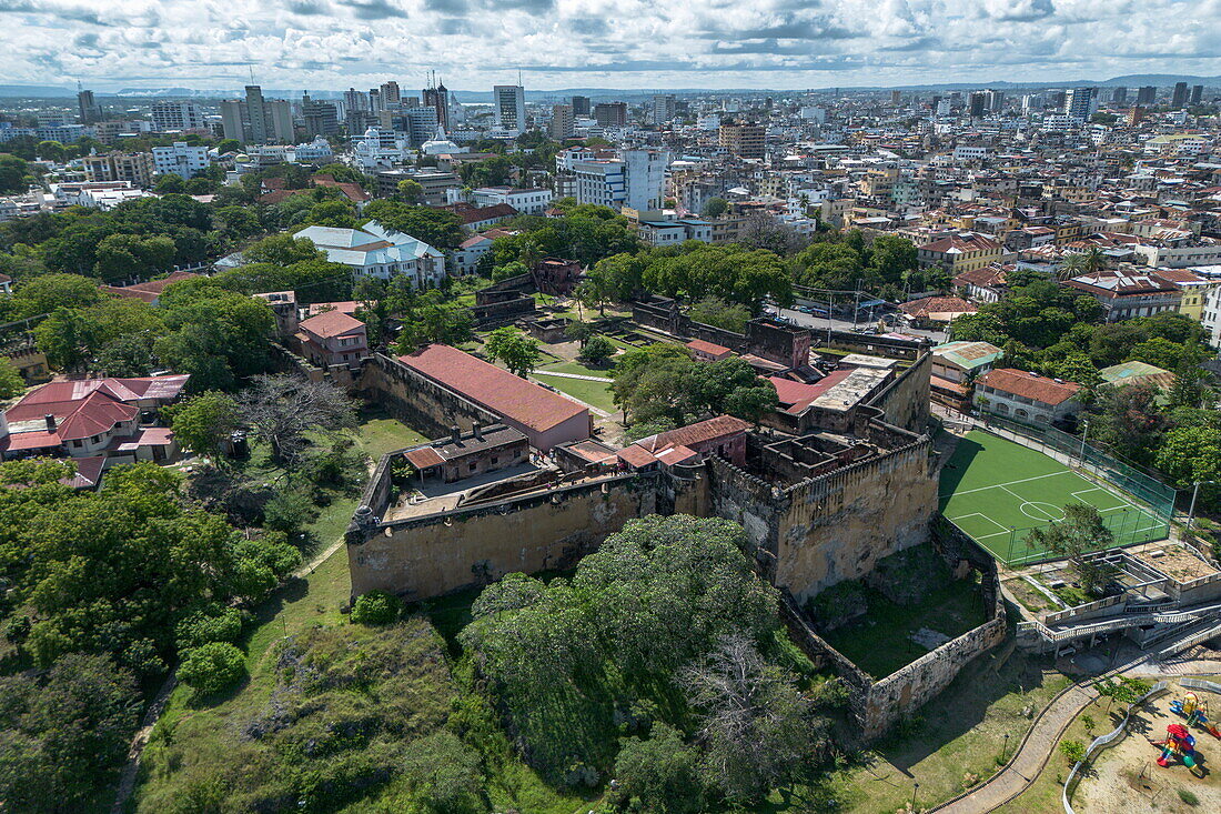 Luftaufnahme von der Festung Fort Jesus und der Stadt, Mombasa, Kenia, Afrika