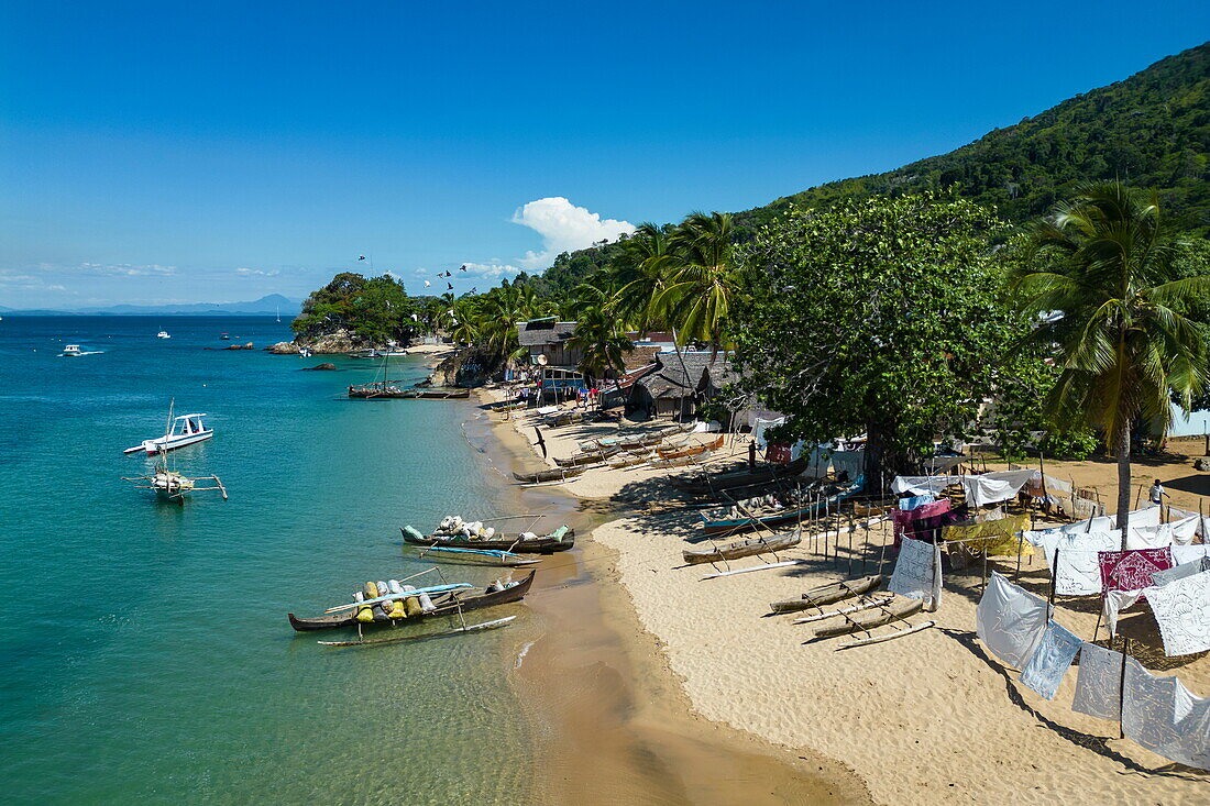 Luftaufnahme von Booten, Strand und Dorf, Nosy Komba, Diana, Madagaskar, Indischer Ozean
