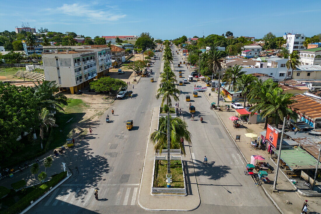 Luftaufnahme einer Hauptstraße in der Innenstadt, Mahajanga, Boeny, Madagaskar, Indischer Ozean