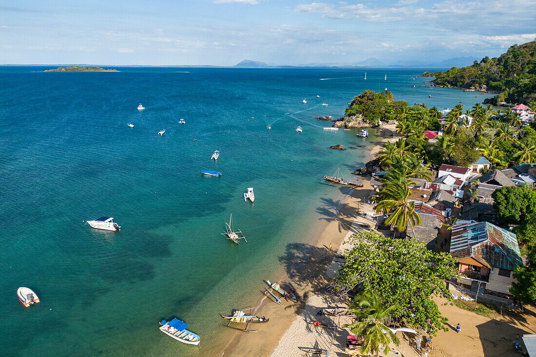 Luftaufnahme von Booten, Strand und Dorf, Nosy Komba, Diana, Madagaskar, Indischer Ozean