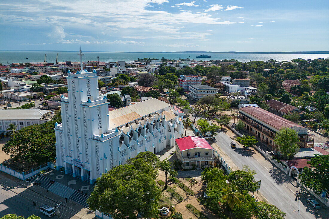Luftaufnahme der Mahajanga-Kathedrale, Mahajanga, Boeny, Madagaskar, Indischer Ozean