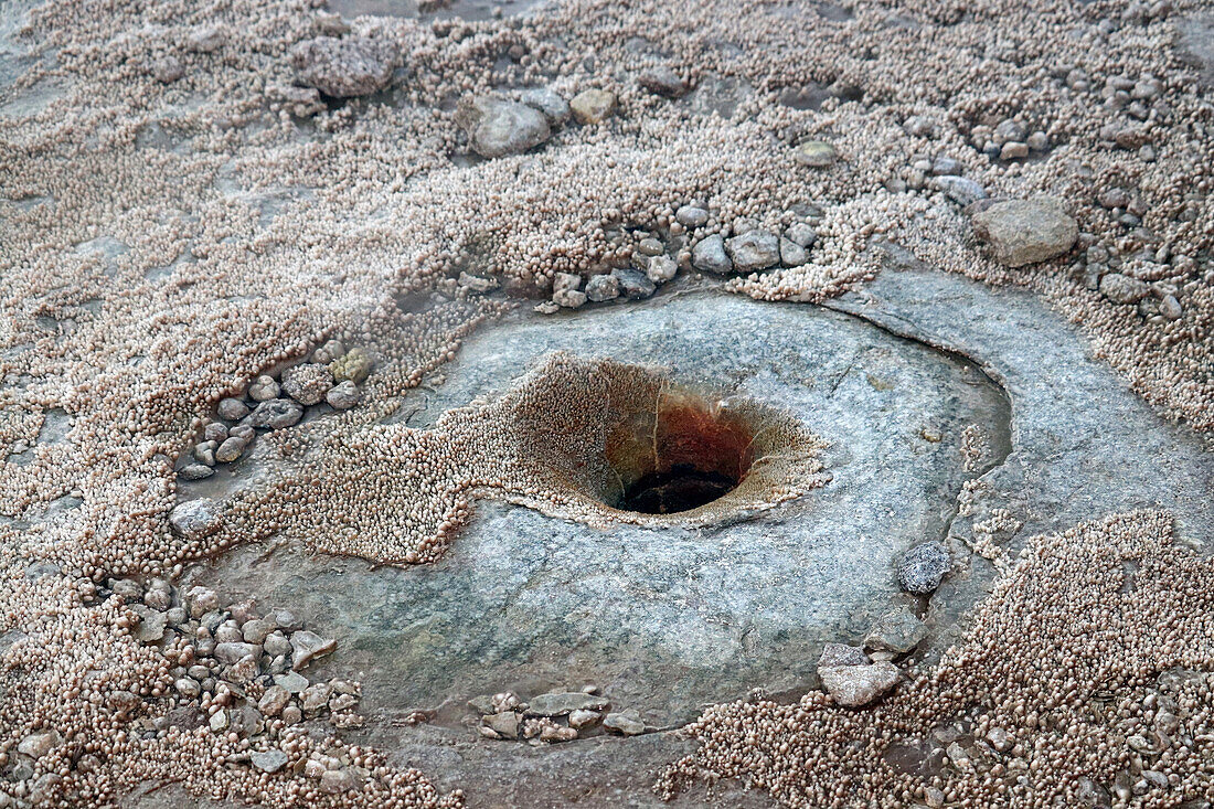 Chile; Nordchile; Region Antofagasta; Atacama Wüste; El Tatio Geysire; größtes Geysirfeld der Südhalbkugel; Geysir Bodenöffnung; Salzkrusten um die Öffnung