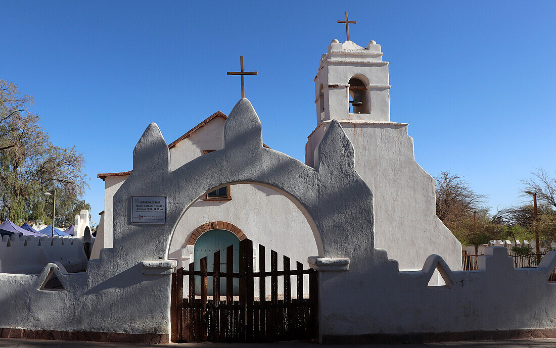 Chile; Nordchile; Region Antofagasta; an der Grenze zu Bolivien; San Pedro de Atacama; Kirche San Pedro im Zentrum