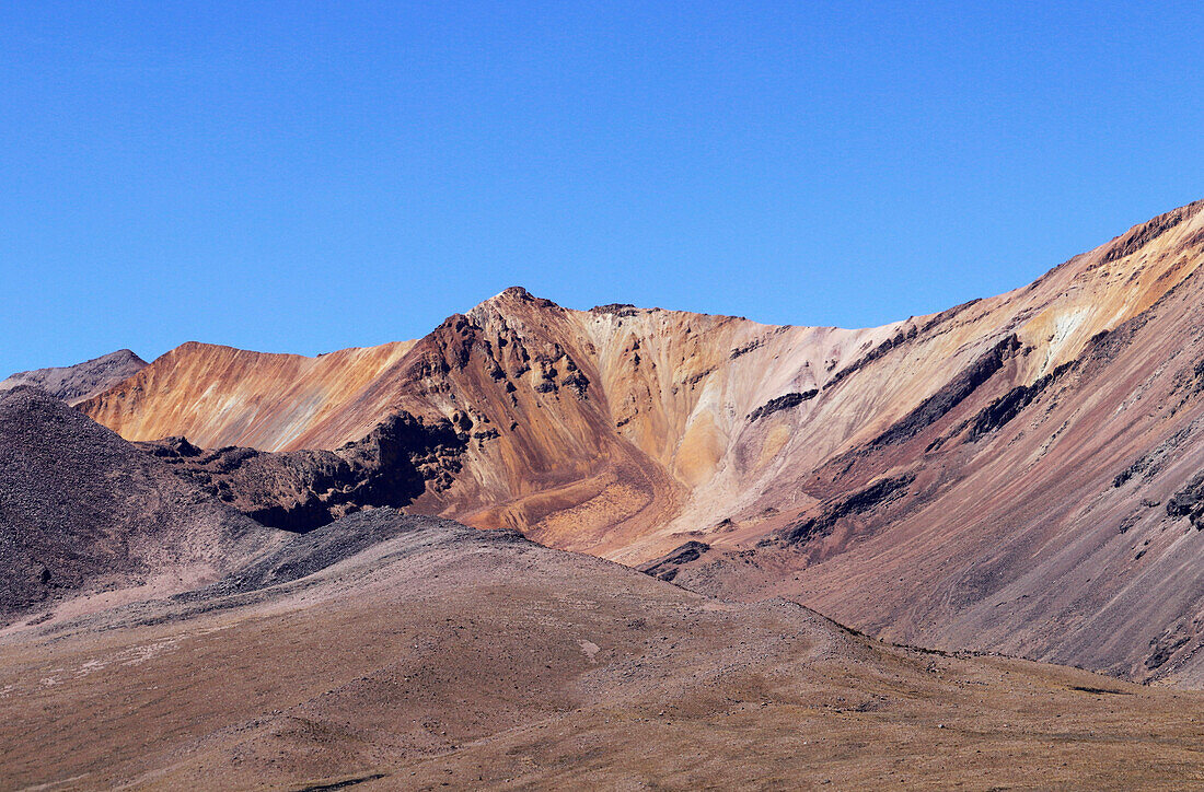 Chile; Nordchile; Region Arica y Parinacota; in der Nähe von Putre; Berglandschaft bei den Thermen von Jurasi; ocker und rot gefärbte Berghänge