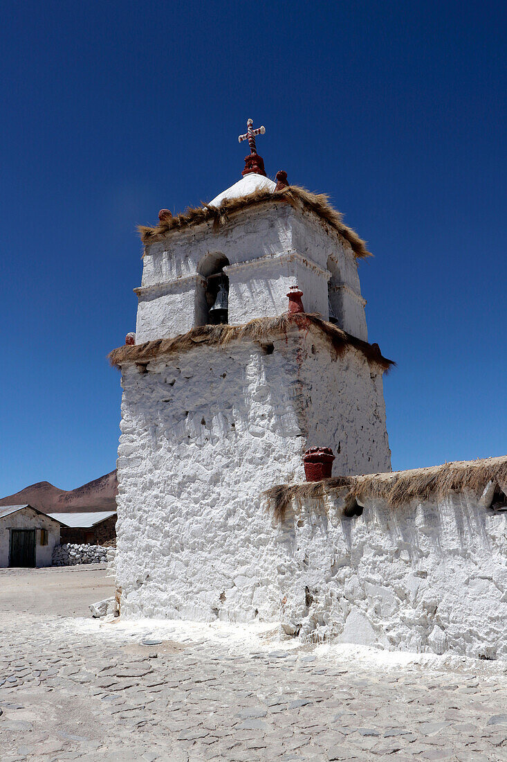 Chile; Nordchile; Region Arica y Parinacota; an der Grenze zu Bolivien; Lauca Nationalpark; Dorf Parinacota; Kirche