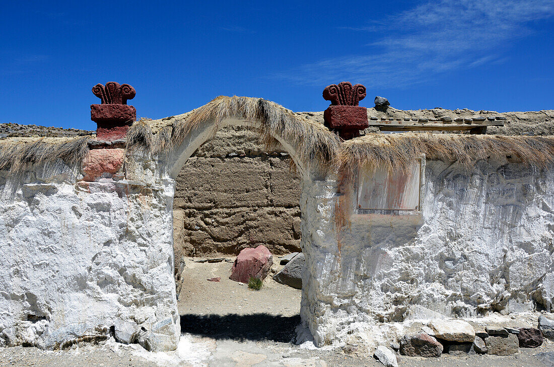 Chile; Nordchile; Region Arica y Parinacota; Lauca Nationalpark; Dorf Parinacota; Kirchenmauer