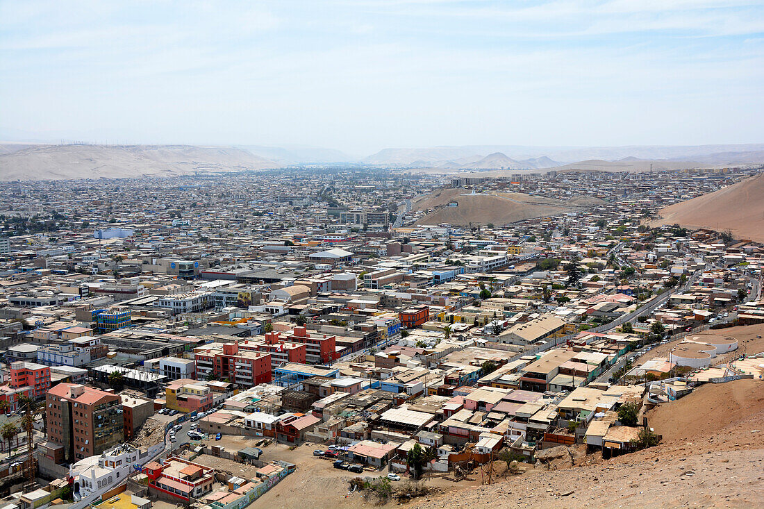 Chile; Nordchile; Region Arica y Parinacota; an der Grenze zu Peru; Blick auf die Stadt Arica; aufgenommen vom Felsen El Morro de Arica